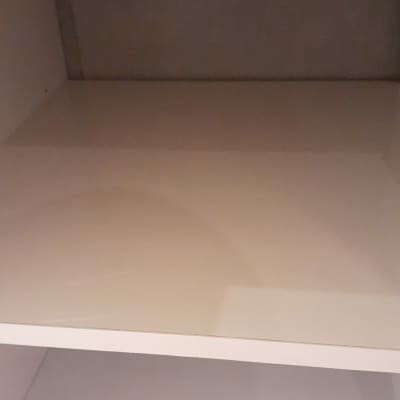 מדף ריק ונקי בתוך ארון