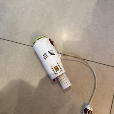 חלק פלסטיק עם חוט על רצפה