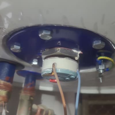 חיבורים וצינורות בתחתית דוד שמש