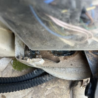 חוטים חשמליים ומחברים ליד שער חשמלי