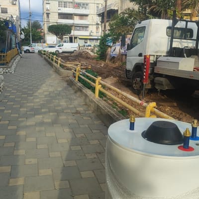 דוד שמש עטוף בניילון על מדרכה