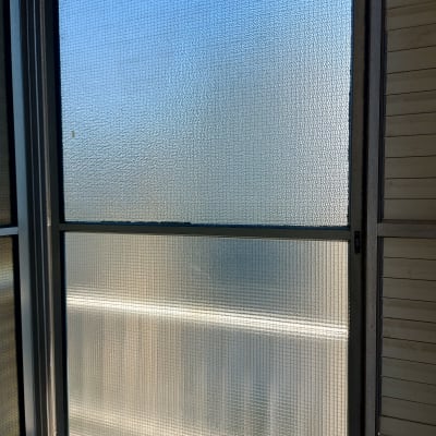 חלון זכוכית מחוספסת עם מסגרת מתכת