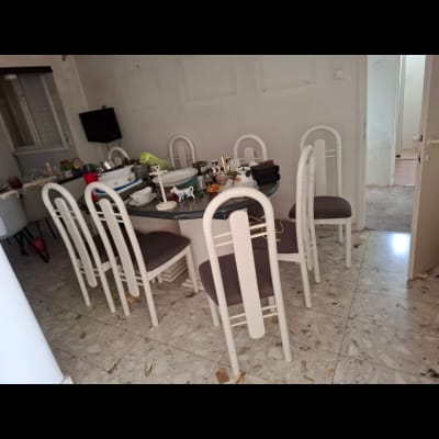 חדר אוכל עם שולחן וכיסאות, חפצים על השולחן