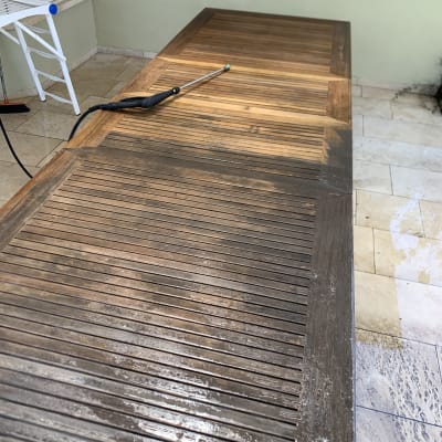 שולחן עץ עם כלי עבודה לניקוי