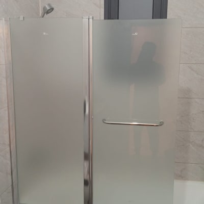 דלתות זכוכית חלבית במקלחת עם ידית מתכת