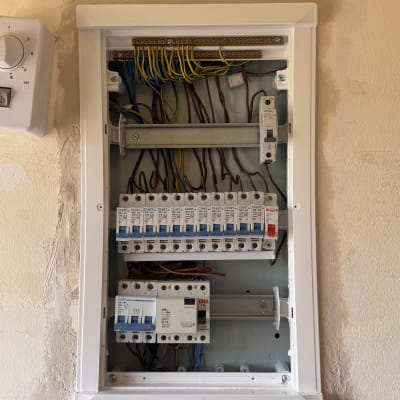 לוח חשמל עם חוטים ומפסקים