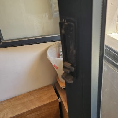 ידית חלון פתוח עם קירבה לפח אשפה