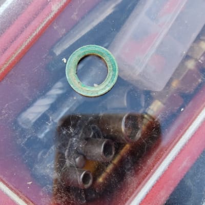 חלקי מתכת וכלים בתוך קופסה שקופה