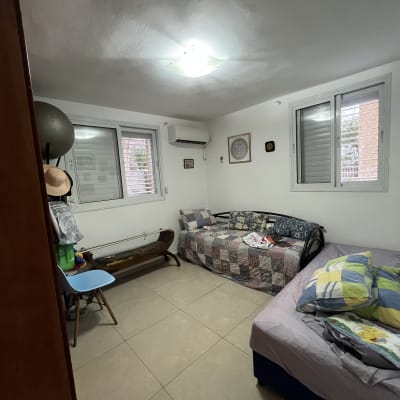 חדר עם מיטות, כיסא וחלונות, לא קשור לצביעה