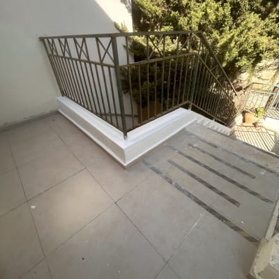 מעקה מתכת ומדרגות ליד קיר חיצוני