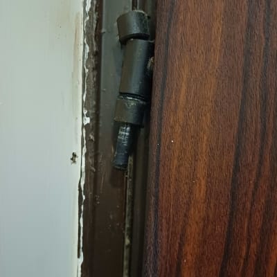 ציר דלת מתכת על מסגרת עץ