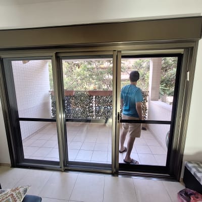 דלתות אלומיניום עם אדם במרפסת