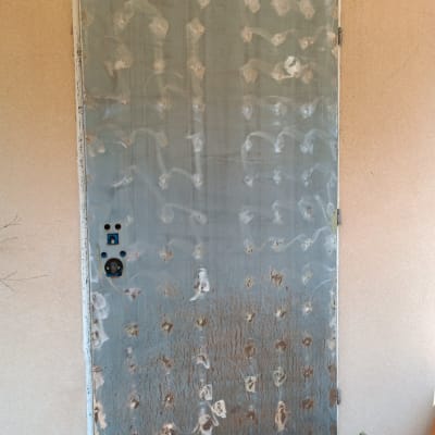 דלת מתכת עם סימני ליטוש והסרת צבע