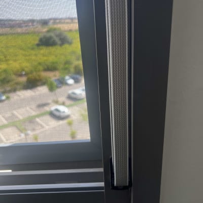 תריסים אפורים עם רצועת משיכה לבנה