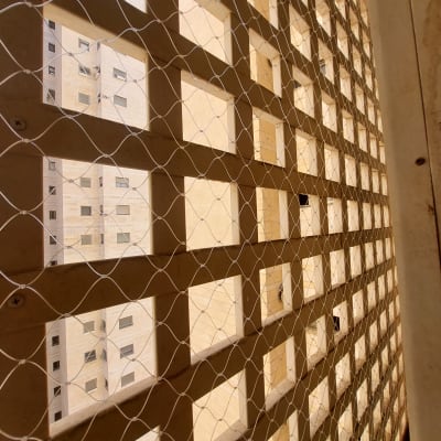 רשת למניעת כניסת יונים על חלון בניין