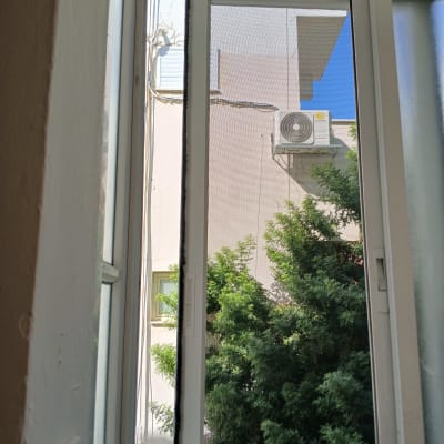 חלון אלומיניום עם מסגרת לבנה