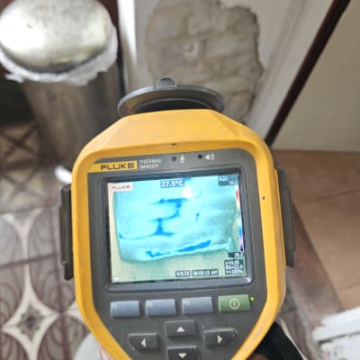 מד חום תרמי מציג תמונה של קיר עם נזילה אפשרית