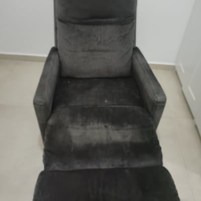 כורסה אפורה על רצפת אריחים