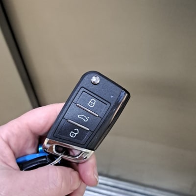 מפתח רכב עם שלט לפתיחת דלתות