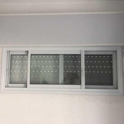 חלון אלומיניום עם תריסים סגורים