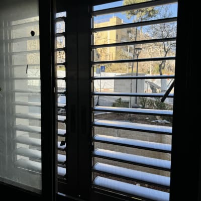 תריסי אלומיניום אופקיים בחלון זכוכית