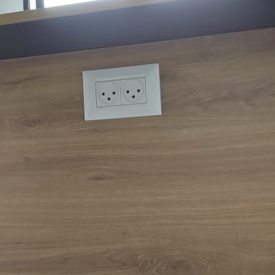 שקע חשמלי כפול על קיר עץ