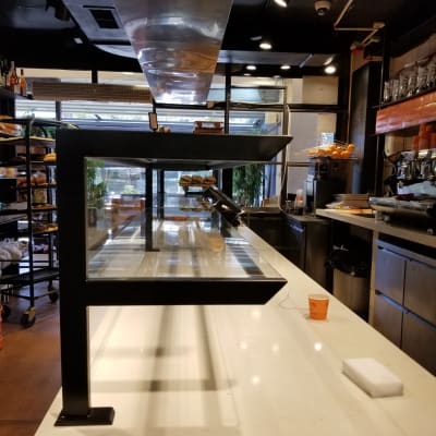 מסגרת מתכת וזכוכית על דלפק שיש בחנות