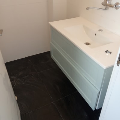 כיור חדש עם ברז מותקן על אריחים כהים