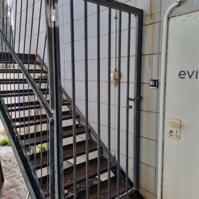 שער מתכת ליד גרם מדרגות חיצוני