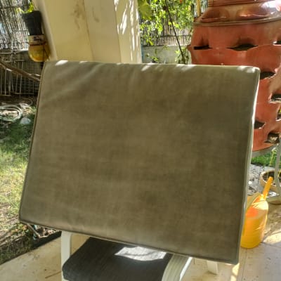 כרית ספה בחוץ ליד עציץ וציוד גינון