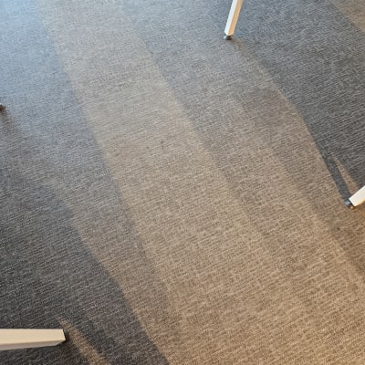 שטיח עם סימני ניקוי ברורים