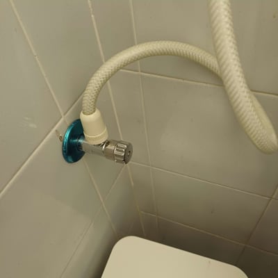 צינור מים מחובר לקיר בחדר אמבטיה
