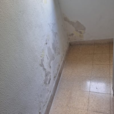 קיר עם קילופי צבע ליד חלון