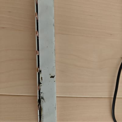 פס מתכת עם חוטי נחושת חשופים