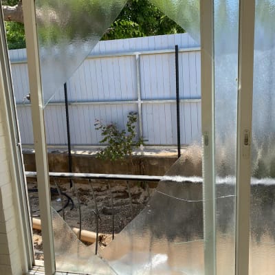 חלון זכוכית שבור עם סדקים גדולים