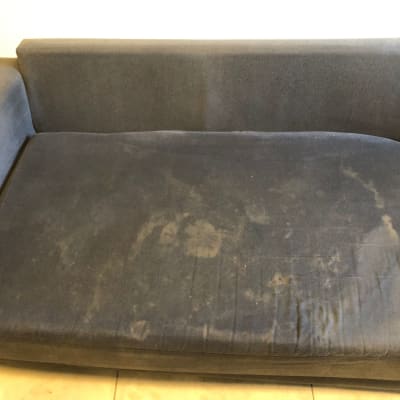 ספה כהה עם כתמים על המושב