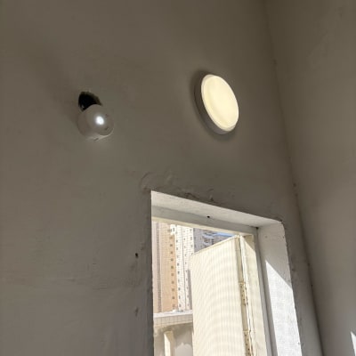 מנורות מותקנות על קיר פנימי