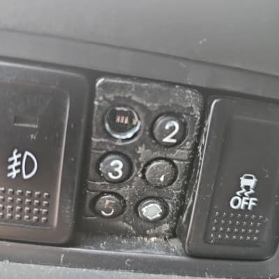 לחצנים ברכב עם סימנים שונים