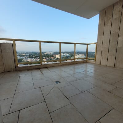 מרפסת ריקה עם רצפת אריחים ונוף עירוני