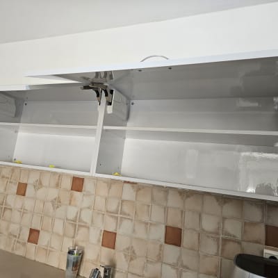 ארונות מטבח פתוחים עם מדפים ריקים ומנגנוני פתיחה