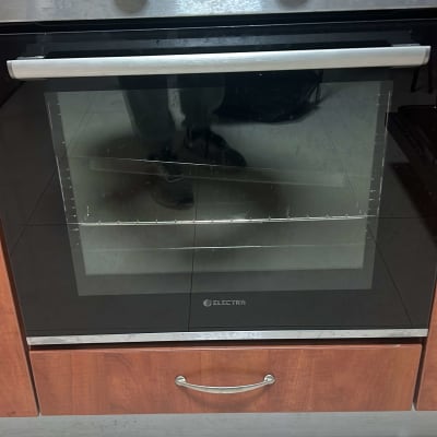 תנור אפייה עם כפתורים ותצוגה דיגיטלית