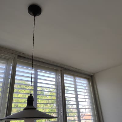 מנורה תלויה מהתקרה עם חוט חשמל