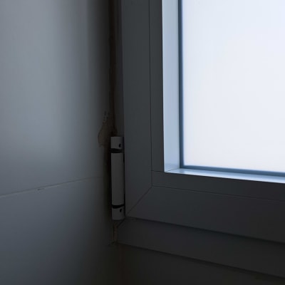 מסגרת חלון אלומיניום עם ציר גלוי