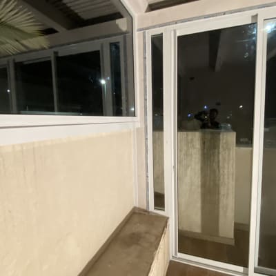 חלונות אלומיניום עם מסגרת לבנה