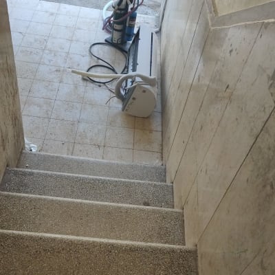 יחידת מזגן חיצונית עם צינורות וכלים על רצפה