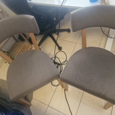 שני כיסאות מרופדים על רצפת אריחים