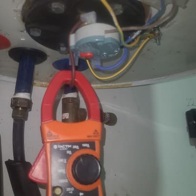 מד אמפר מחובר לחוטים בדוד שמש