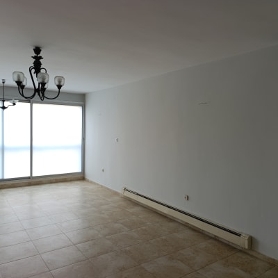 חדר ריק עם קירות צבועים ותאורה על התקרה