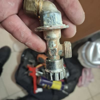 חלק צנרת מתכת חלוד ביד של אינסטלטור