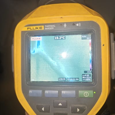 מצלמה תרמית מציגה תמונת חום עם נתונים טמפרטורה